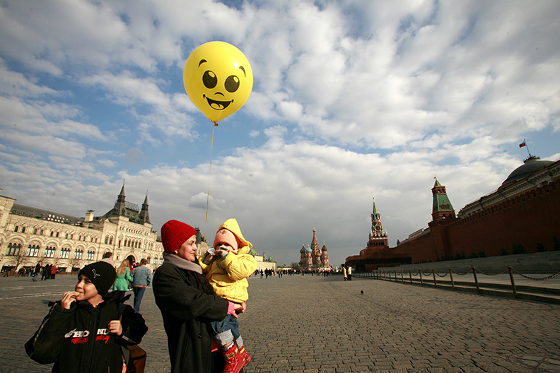 這一天的紅場看來寧靜美好，只見一名被抱著的幼童，手持一顆笑臉氣球。陳之俊攝