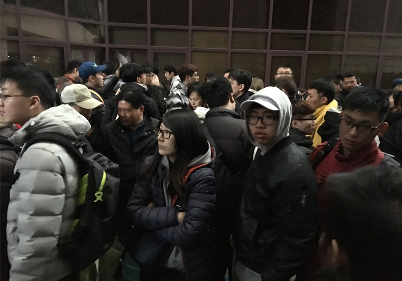 資深跑腿幫曾家銘,代客排隊、代客買東西。曾家銘提供