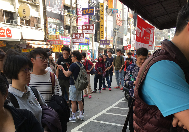 資深跑腿幫曾家銘,代客排隊、代客買東西。曾家銘提供