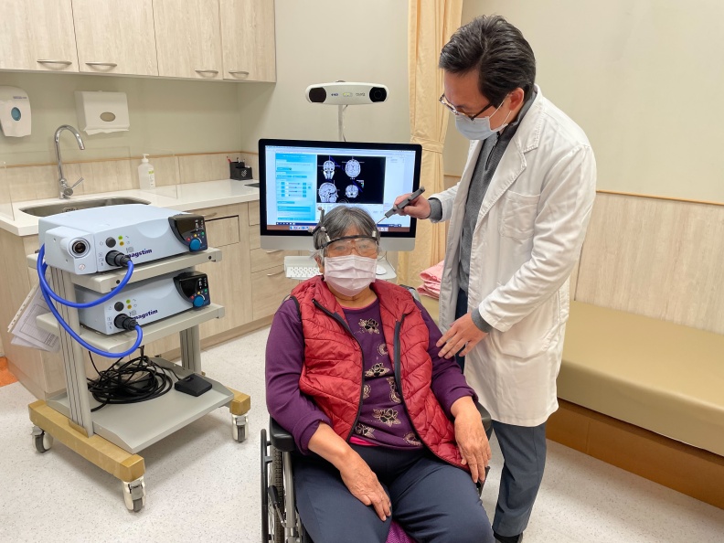 陳睿正主任與徐姓病患。中國醫藥大學新竹附設醫院提供