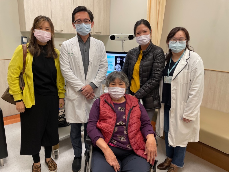 陳睿正團隊與病患家屬合照。中國醫藥大學新竹附設醫院提供