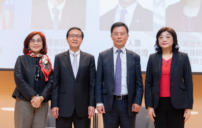 圓桌討論:《遠見》FinTech大調查(由左至右)遠見雜誌社長楊瑪利、中國信託銀行總經理陳佳文、國泰人壽總經理劉上旗、政治大學金融科技研究中心主任王儷玲。