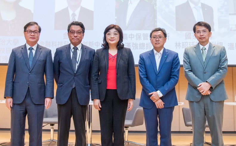 圓桌討論:2022金融業未來趨勢展望(由左至右)臺灣集中保管結算所總經理朱漢強、金管會金融科技發展與創新中心副執行秘書林羲聖、政治大學金融科技研究中心主任王儷玲、國泰人壽執行副總經理林昭廷、玉山金控副數位長溫學華。