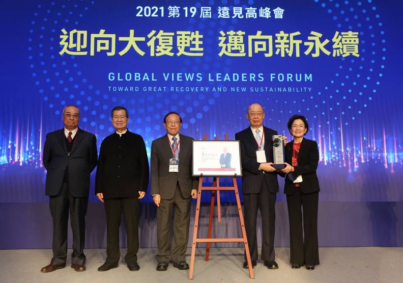 前外交部長錢復接受「君子外交家」獎項。右起依序為《遠見雜誌》發行人王力行、前外交部長錢復、遠見．天下文化事業群創辦人暨董事長高希均、前副總統蕭萬長和吳尊賢基金會董事長吳豐山。張智傑攝