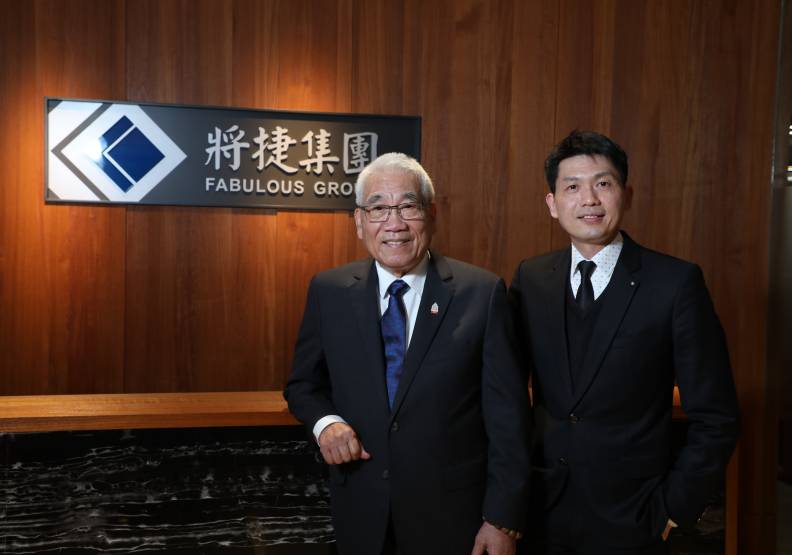 將捷創立近半世紀，創辦人林長勳（左）定調「公利」為集團核心，交棒二代董事長林嵩烈（右）。蘇義傑攝