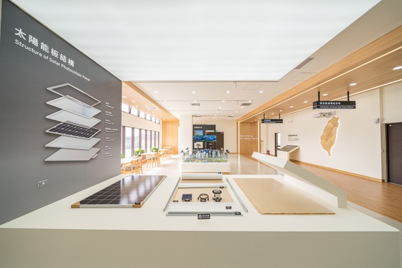 太陽光電教育展示館內展示太陽能板結構。