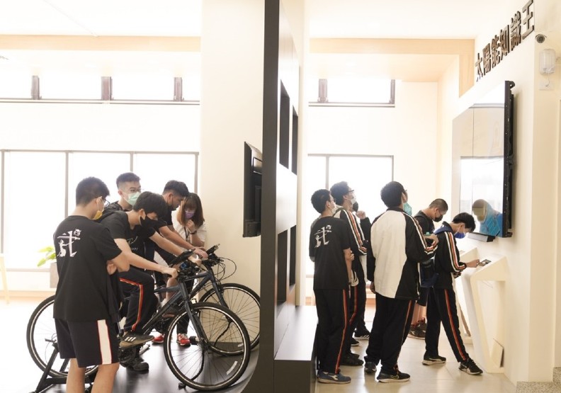 展館互動遊戲區讓參觀民眾從趣味活動中更熟悉太陽光電知識。