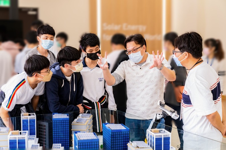 辰亞能源向導覽學生解說太陽光電原理和應用。