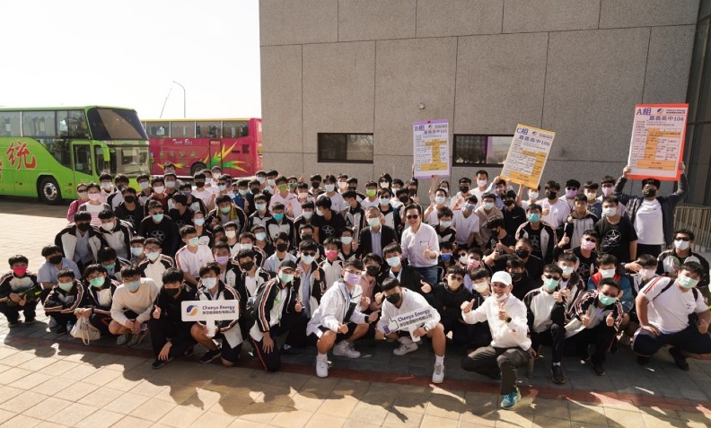 配合「綠色能源」課程,嘉義高中109位師生參訪「辰亞能源太陽光電教育展示館」。