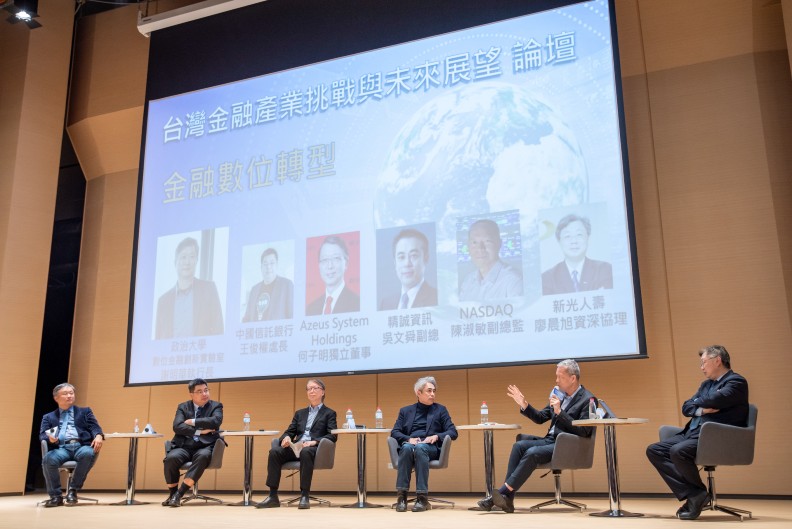 圓桌討論:金融數位轉型(由左至右)政治大學數位金融創新實驗室執行長謝明華、中國信託銀行數據暨科技研發處處長王俊權、中環電腦系統獨立董事何子明、精誠隨想行動科技董事長吳文舜、NASDAQ大中華業務開發處副總監陳淑敏、新光人壽資深協理廖晨旭。