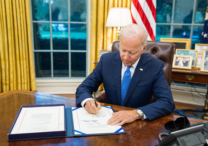圖／美國總統拜登簽署國防授權法案。Flickr by The White House