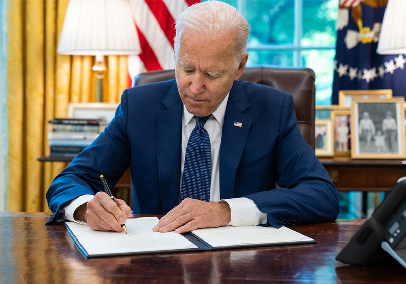 圖／美國總統拜登簽屬7777億美元「國防授權法」。Flickr by The White House