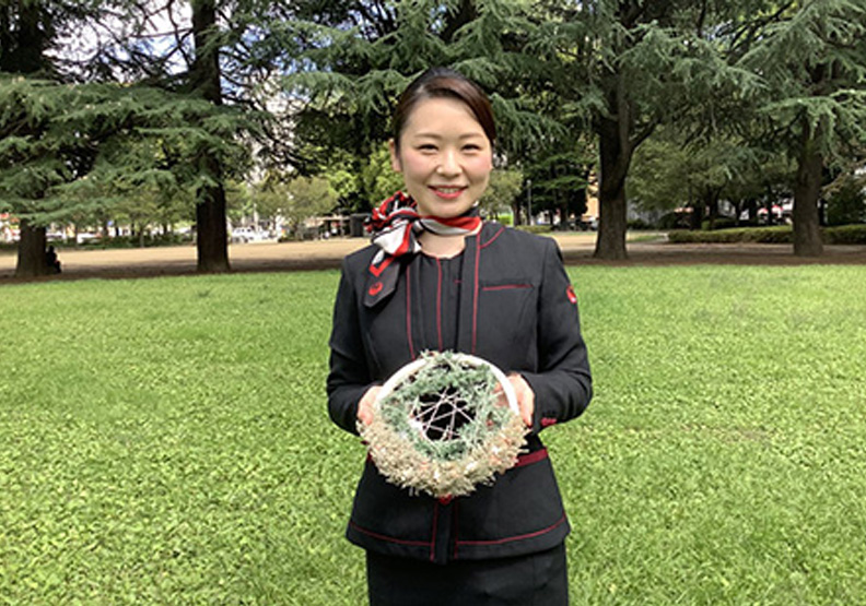 回到家鄉,成為日航宮城縣「故鄉大使」的資深空服員生川咲。日本航空官方網站提供