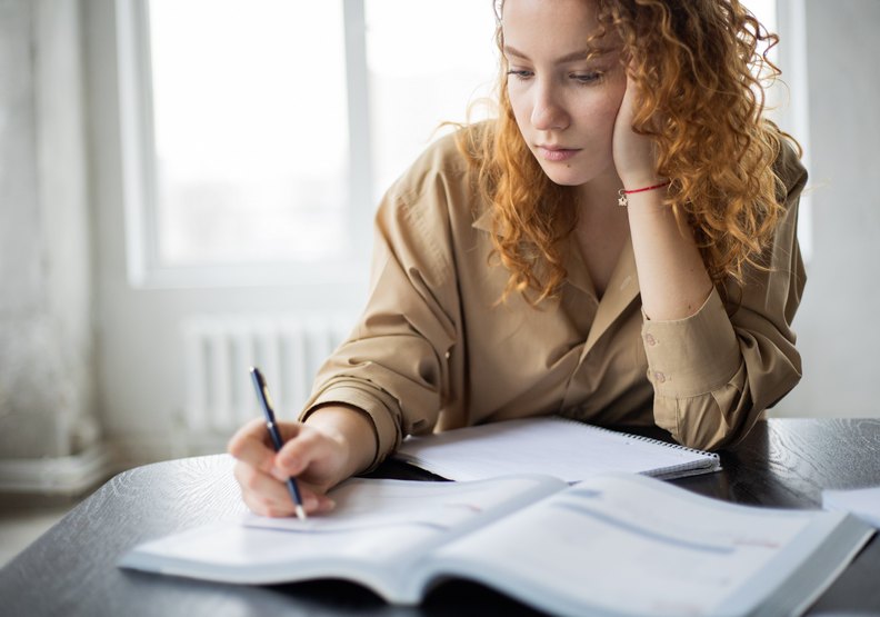 親筆寫下自己的目標 。pexels