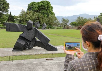 朱銘美術館跟進元宇宙，來太極廣場和朱銘分身聊天