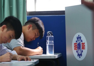 明新科大學生很搶手？老師被科技業追到不敢接電話