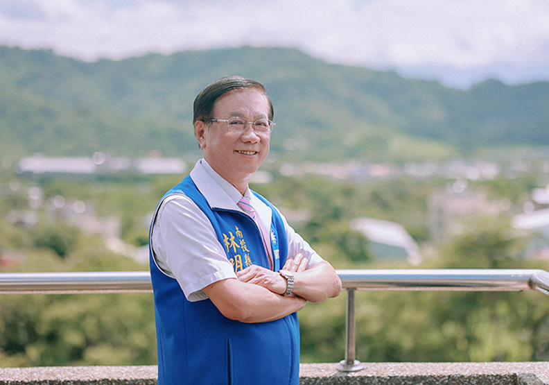 圖 / 南投縣長林明溱帶領一年來馬不停蹄當個「行動縣長」，兼顧防疫與振興經濟，開發五大園區、推動觀光建設，為縣民打造幸福宜居的觀光首都、產業新都。