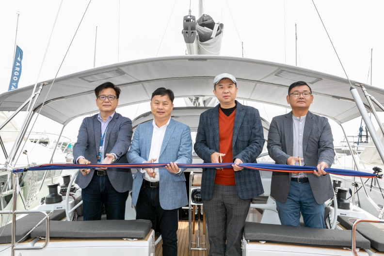 遊艇嘉年會活動,由亞果遊艇集團董事長侯佑霖(右二)、總經理張慶祥(左一)、樂海活海洋學院-羅志遠執行長(右一)、亞青文創董事長-黃裕庭(左二)等人,於全新到港的帆船「IRIS伊麗絲」船上共同剪綵揭開活動序幕。