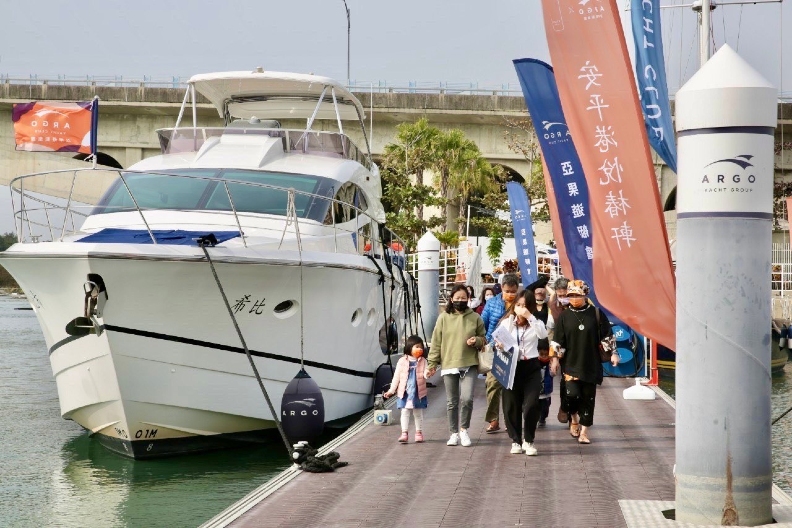 亞果安平碼頭現場三艘新到港帆船及眾多船艇開放參觀,並邀請會員到場體驗海上遊程。