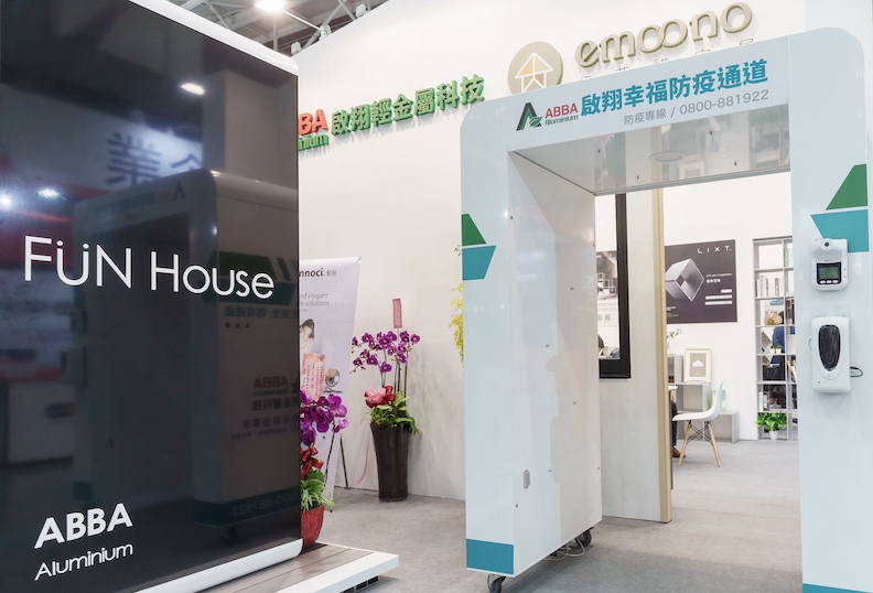 啟翔輕金屬科技開發多項高附加價值的新產品，以ABBA品牌跨足醫療防疫產品推出啟翔防疫通道（圖右）。