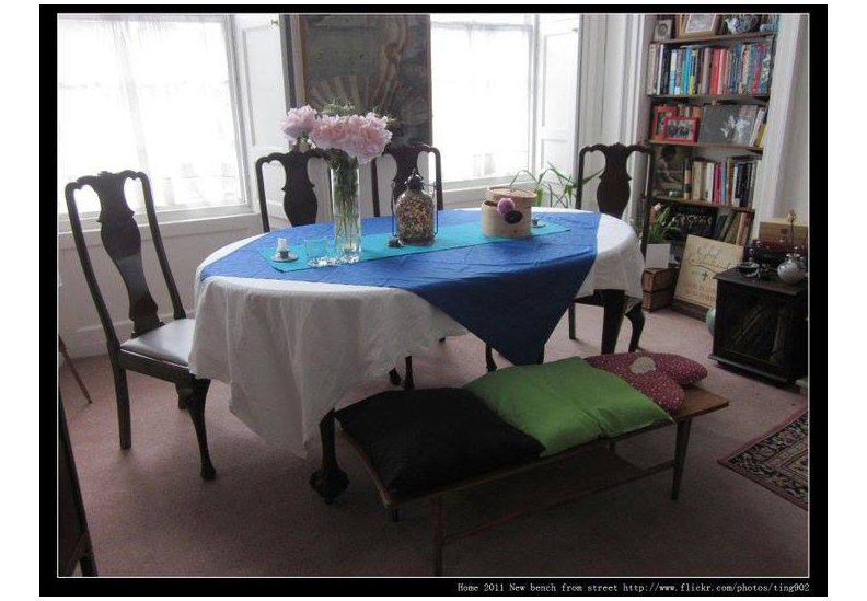 寶藍色桌巾與粉色花束讓整體餐桌布顯得頗有風格。取自本書。
