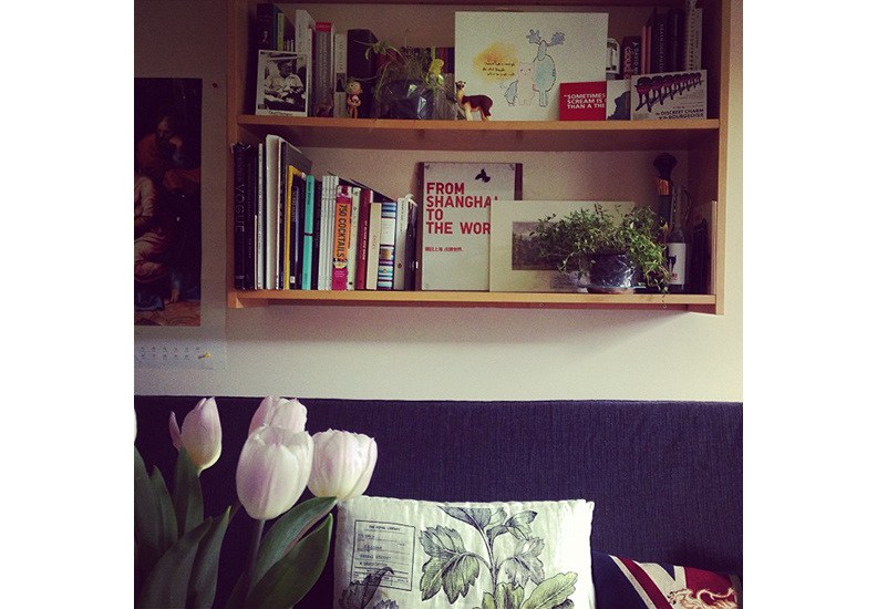 書與花永遠是最好最簡單的居家擺設。取自本書。