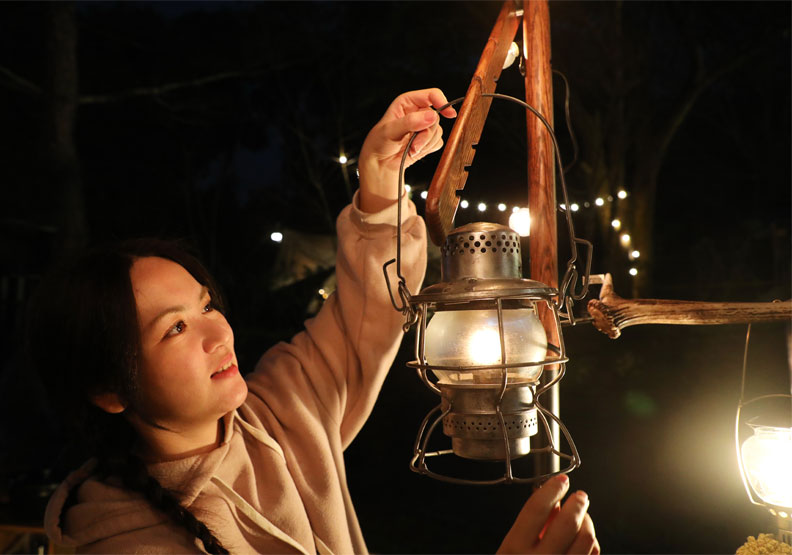 當夜幕低垂,星星也一閃一閃高掛天上,點上經典LED復古露營燈,一鍵進入跨年夜模式。蘇義傑攝