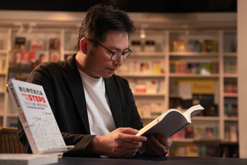 數位轉型進化論 STEPS透過需求挖掘、主題目標、鏈結組隊、先導驗證四階段,帶領企業從顧客的角度出發,洞察顧客需求與痛點,進而描繪轉型願景。