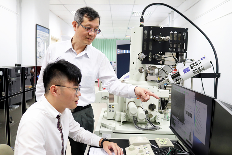 明志科大生物醫學暨醫療器材研發博士學位學程主任陳炳宜教授 (後方站立者)認為,讓學生所學有一個明確的出海口相當重要。(明志科大提供)