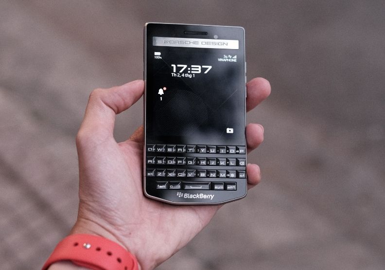 曾被商用人士、各國政都要視為必備的黑莓機，將在2022年初劃下句點。Photo by Thai Nguyen on Unsplash。