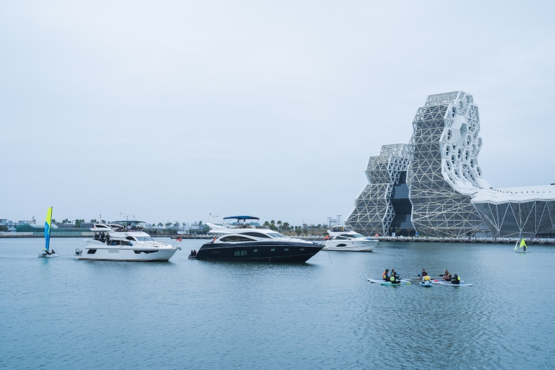 高雄愛河灣及周邊將集遊艇、觀光休憩、文化創意、音樂娛樂及數位科技等複合式場域，打造國際水岸城市。