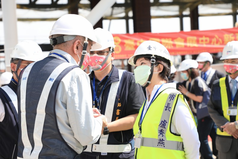 市長盧秀燕前往會展中心工區視察,肯定施工品質並慰勞工程團隊辛勞,期盼工程人員平安、興建順利。