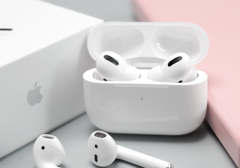 AirPods。Unsplash by Daniel Romero