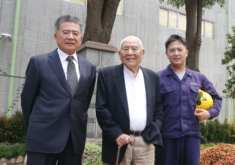 圖／豐興鋼鐵創辦人林文貴（中）、第二代林明儒（左）、第三代林大鈞（右）。蘇義傑攝