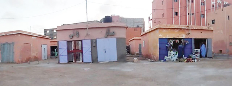 西班牙市集為數十間方形獨立建築，相對老舊，以販售生活用品為主。取自本書《沙漠化為一口井》