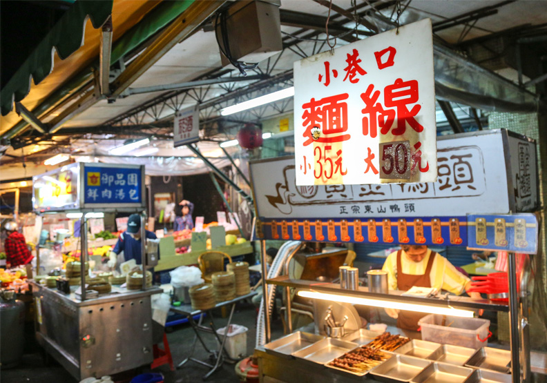 服務類CPI包含外食費、衣著服務、居住服務等類別。賴永祥攝