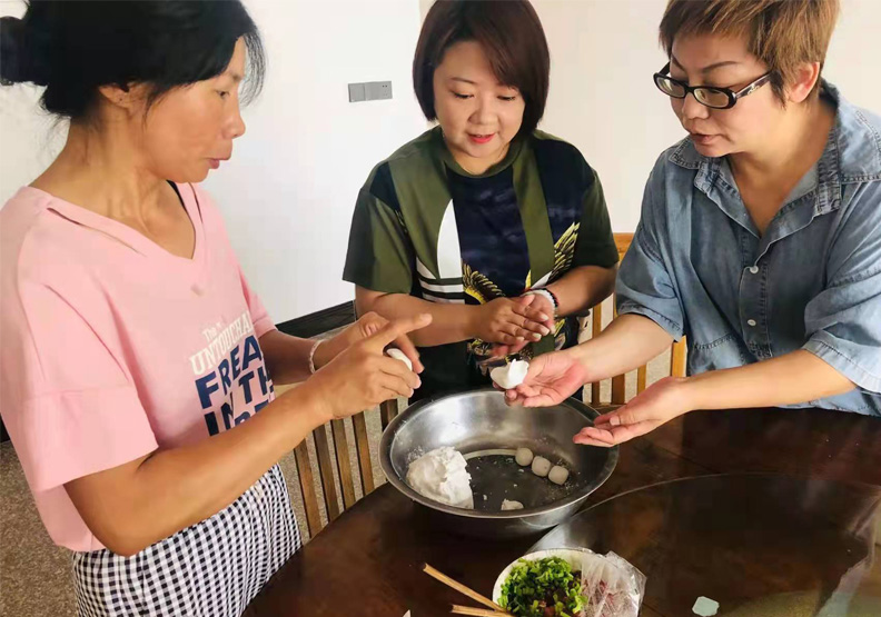 圖／曾芝穎與當地居民學習做地方小吃，同時思考如何在既有的民宿基礎上為村民開發第二收入。福建橙翔文化旅遊發展有限公司提供