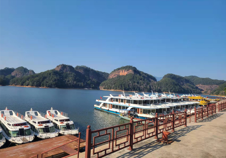 位於福建省三明市泰寧縣的大金湖國家地質公園,屬於AAAA級旅遊區。福建橙翔文化旅遊發展有限公司提供