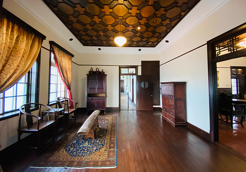 北埔洋樓二樓放置姜麗芝失而復得的日本三弦琴，沈瑜攝影。