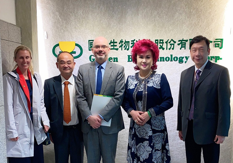 AIT曾於2020年底赴國鼎聽取報告，左起依序為AIT經濟官白亞梅、國鼎生技董事長劉勝勇， AIT副處長谷立言、 國鼎生技總裁吳麗玉、國鼎生技總經理蘇經天。取自國鼎生技官網