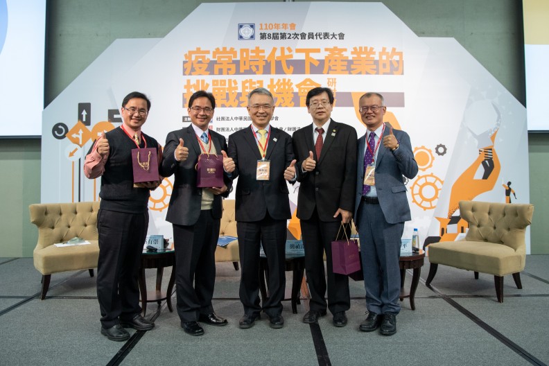 管理科學學會陳振遠理事長（中）與巫有崇總經理（左一）、巫有捷執行副總（左二）、林一平理事（右二）、簡禎富講座教授（右一）合影。