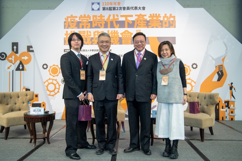 管理科學學會陳振遠理事長（左二）與趙式隆創辦人（左一）、劉維琪常務理事（右二）、羅至善副總經理（右一）合影。