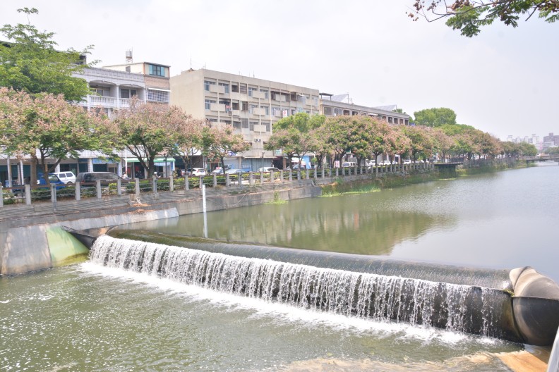 萬年溪橡皮壩攔水堰。