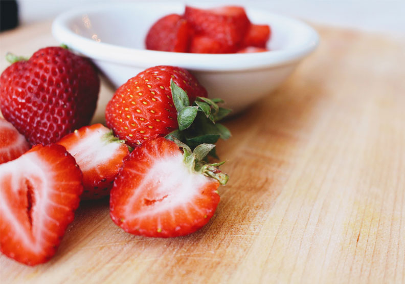 一顆芭樂、一顆柳丁、10顆草莓、兩粒奇異果都是補充每日所需維生素C的不錯選項。Pexels by Jenna Hamra