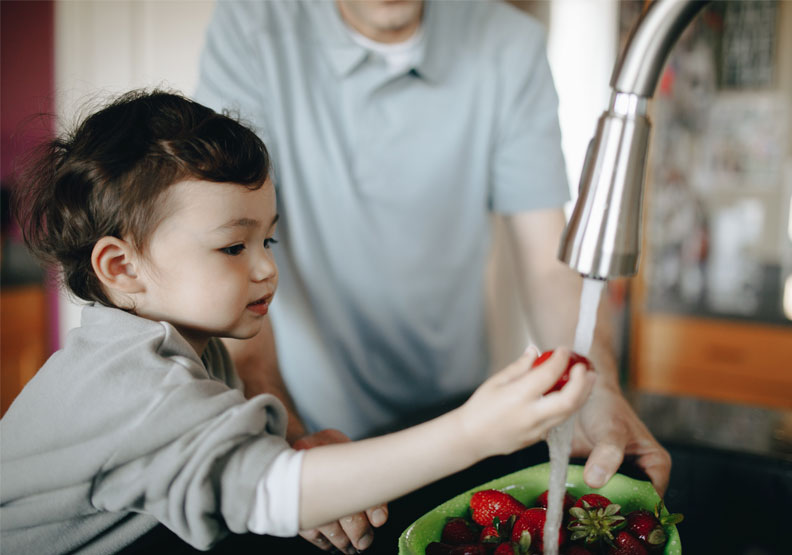 流動水清洗每一顆果實後再去除蒂頭。草莓經清洗和去除蒂頭後,農藥殘留的去除率達47-92%。Pexels by PNW Production