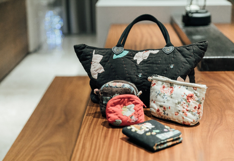 徐媽媽擅長手工藝，從手提包、皮夾到化妝包都能做。她笑說這些都是用徐薇淘汰的二手衣當作材料手工縫製，比名牌包更有價值。取自50＋FIFTY PLUS