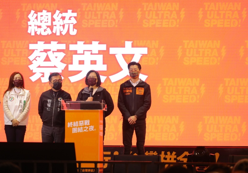 罷昶案中,蔡英文總統(右二)出面站台,幫忙林昶佐(右一)度過危機。池孟諭攝影