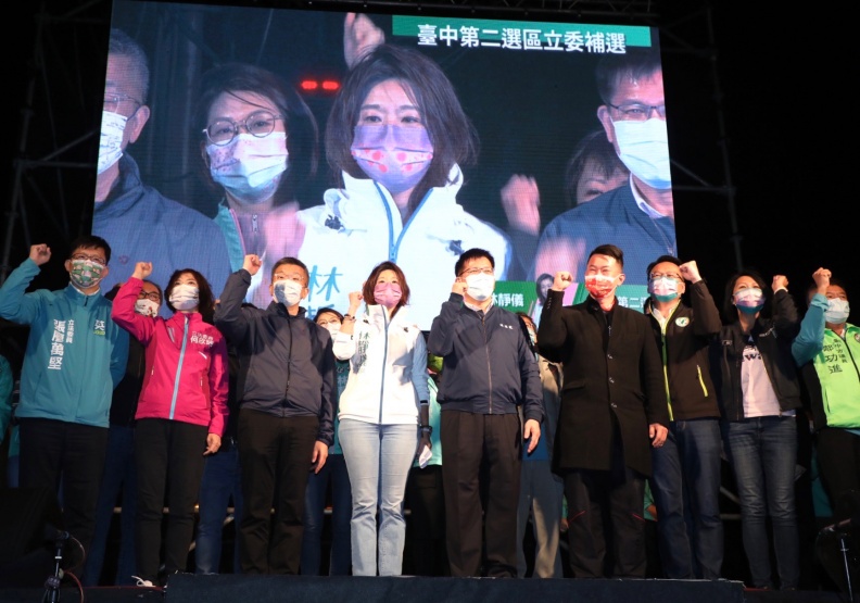 林靜儀（著白衣者）贏了台中第二選區立委補選。張智傑攝影