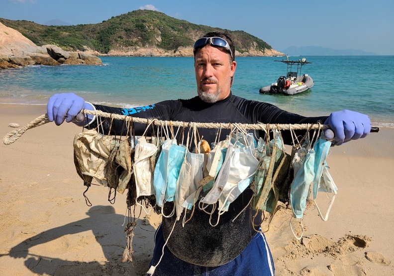 非營利組織OceansAsia研究員就在香港外海的索罟群島發現了大量的口罩垃圾。OceansAsia