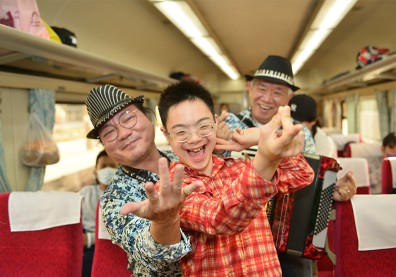 台鐵鳴日號與自閉青年交會一瞬間，最難的是「這三份」愛與承擔